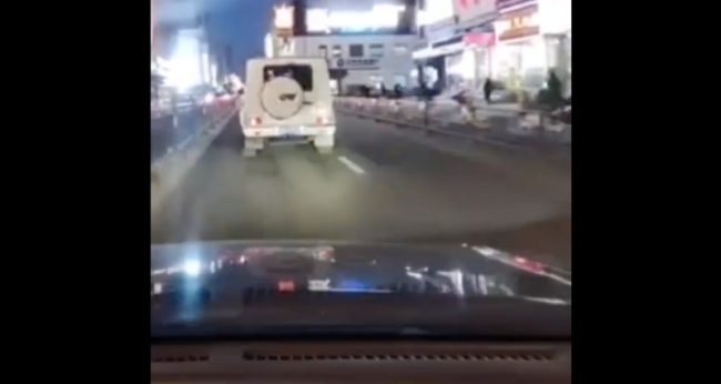 未让大G加塞遭恶意别车？交警回应