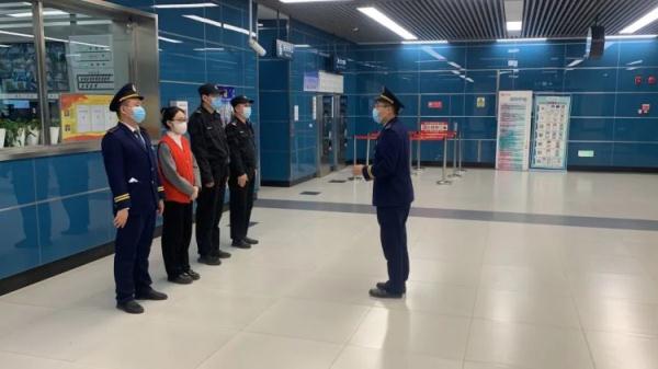 哈尔滨地铁小哥“花式导航”火了!网友:在东北,人人都有活儿