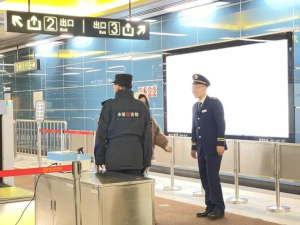 哈尔滨地铁小哥“花式导航”火了!网友:在东北,人人都有活儿