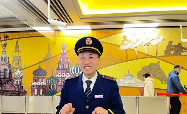 哈尔滨地铁小哥“花式导航”火了_哈尔滨地铁站视频_哈尔滨地铁灵异事件