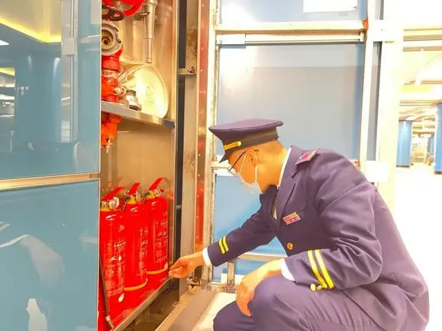哈尔滨地铁灵异事件_哈尔滨地铁小哥“花式导航”火了_哈尔滨地铁站视频