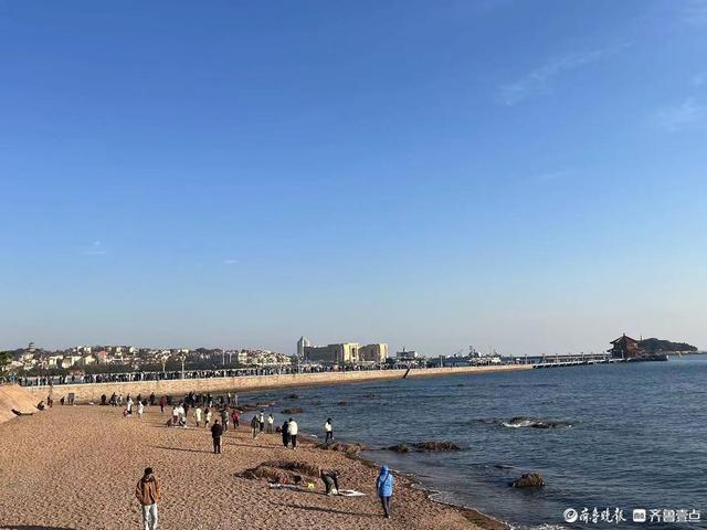 青岛栈桥拍照大爷被要求停止营业:3理由站不住脚