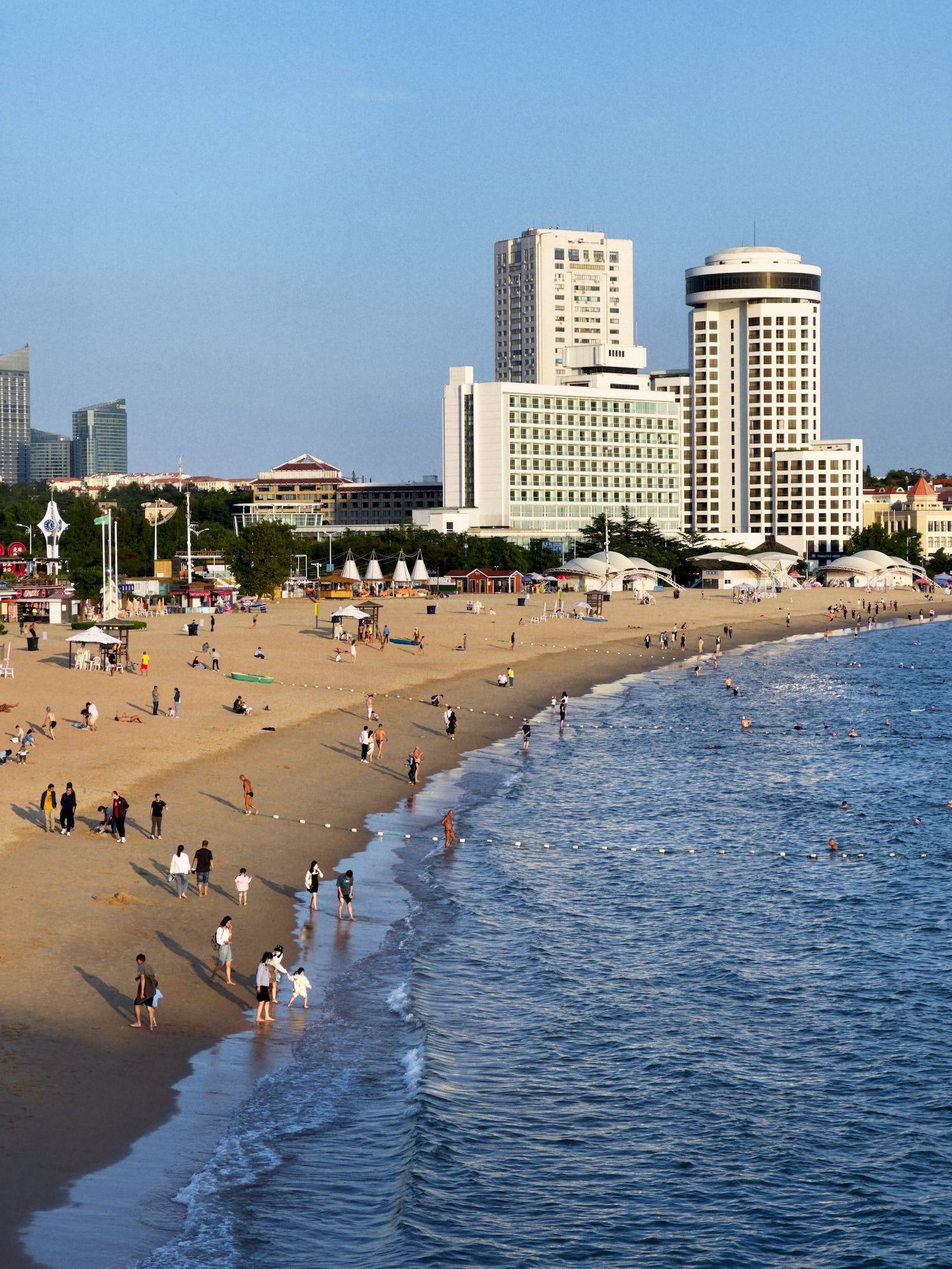 青岛栈桥拍照大爷被要求停止营业：已有1个多月没开工