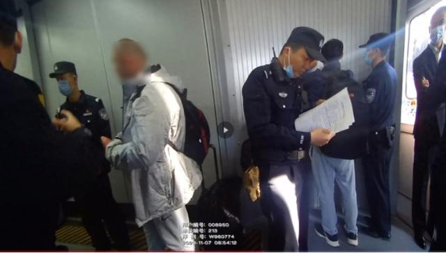 外国人醉酒驾驶_外籍男子在飞机上醉酒滋事被拘留_外国人醉驾