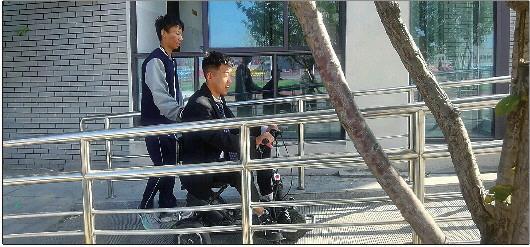 赞!山东17岁少年照顾脑瘫同学近5年,宽慰父母帮助同学不会耽误学习