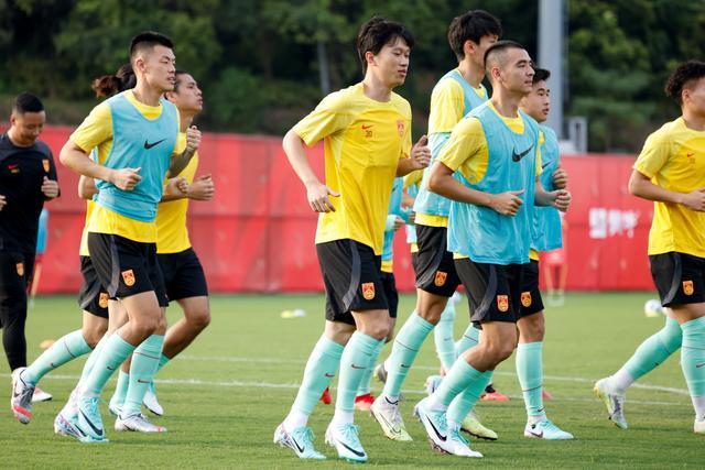 国足2:1泰国雨中赢下世预赛开门红！“退钱哥”现场激动庆祝男足获胜