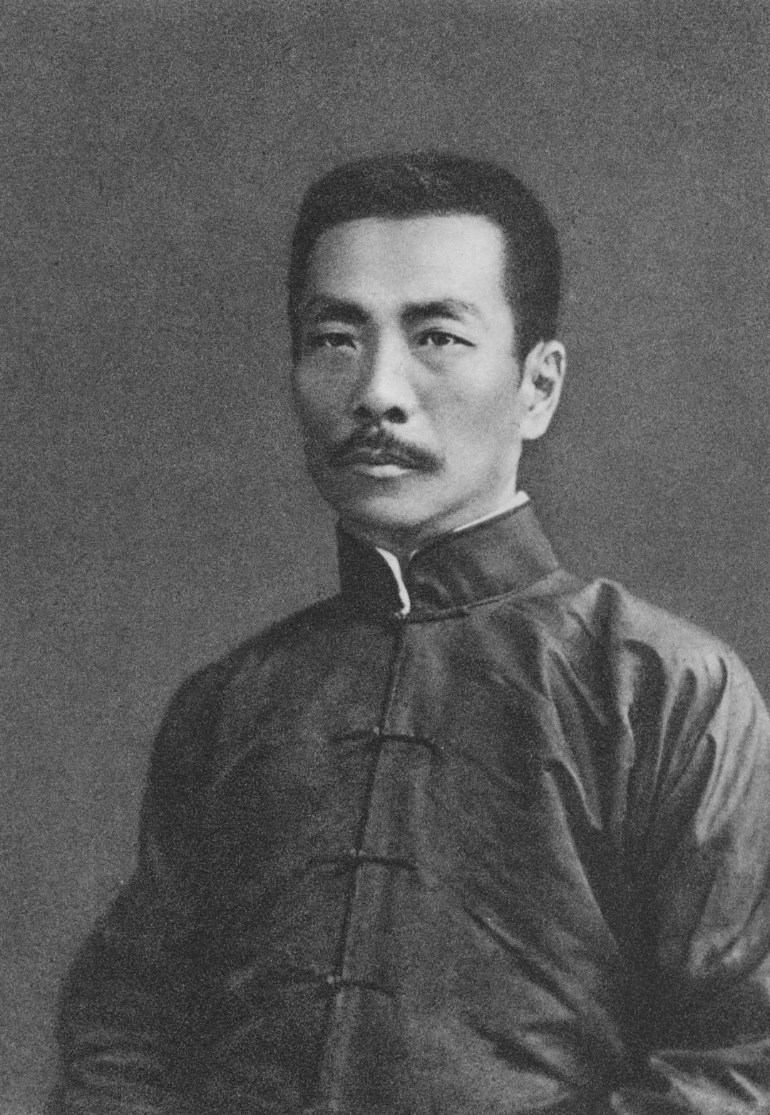 鲁迅孙子：我看书刷视频比例一九开_鲁迅看书的时候非常注意什么_鲁迅先生看书的故事