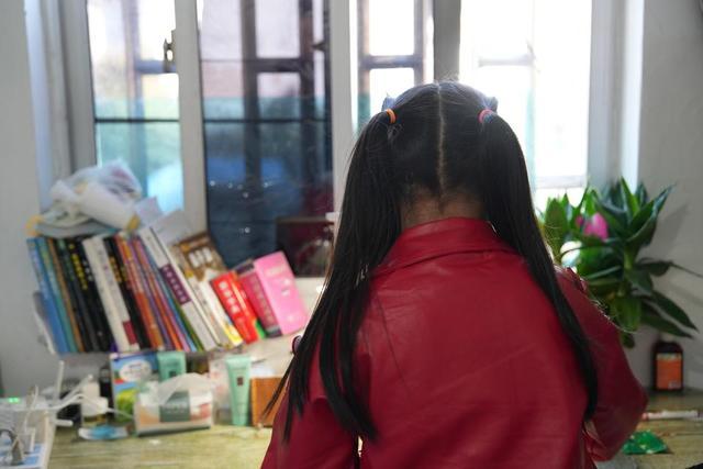 6岁女童横店当童漂4个月赚250元,每月生活成本3000元 网友:家长够奇葩