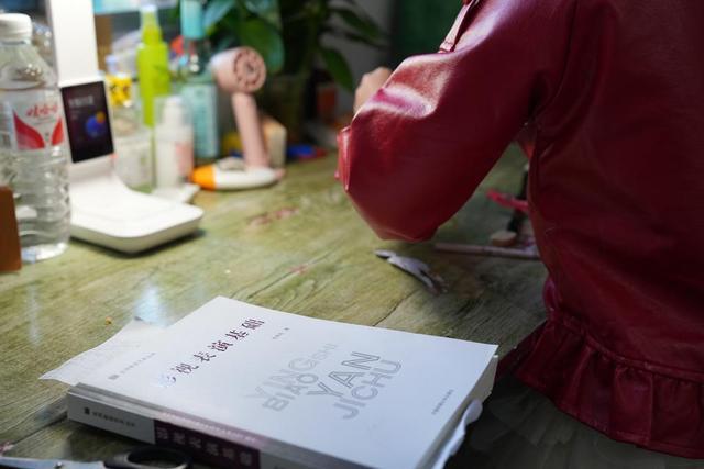 6岁女童横店当童漂4个月赚250元,每月生活成本3000元 网友:家长够奇葩