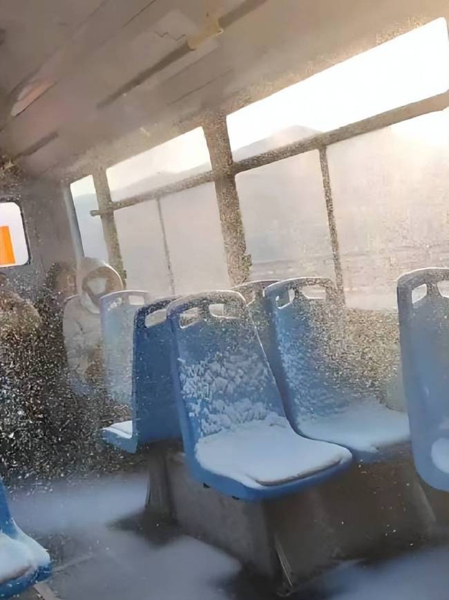 东北吉林一公交内飘落大量积雪，乘客淡定乘坐