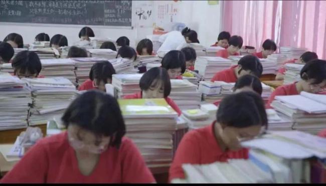 张桂梅称“我本是高山”不是校训 但是每天都要喊