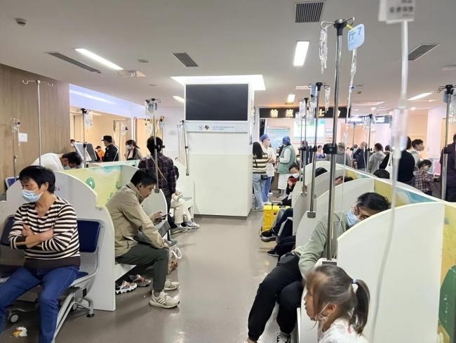 医院儿科床位告急 感染科医生发声是去年同期17.8倍