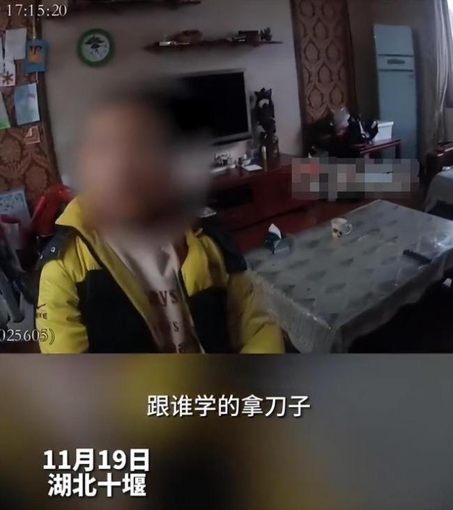 小学生不想写作业持刀威胁妈妈 最后民警出面解决