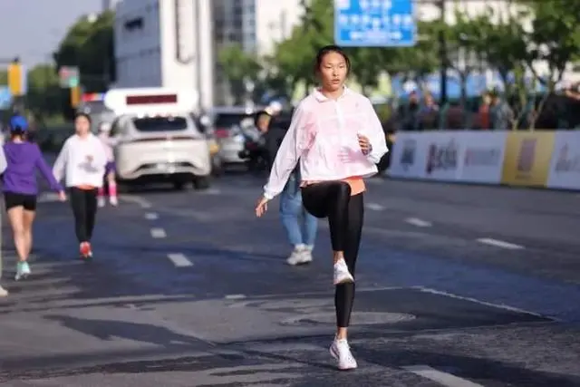 上海马拉松分枪起跑_上海马拉松开跑_上海马拉松鸣枪起跑