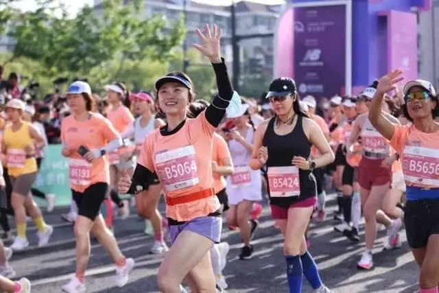 上海马拉松鸣枪起跑_上海马拉松分枪起跑_上海马拉松开跑