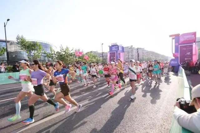 上海马拉松开跑_上海马拉松鸣枪起跑_上海马拉松分枪起跑