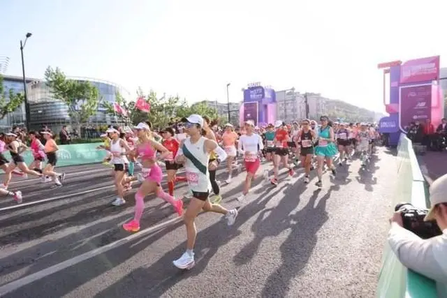 上海马拉松分枪起跑_上海马拉松鸣枪起跑_上海马拉松开跑