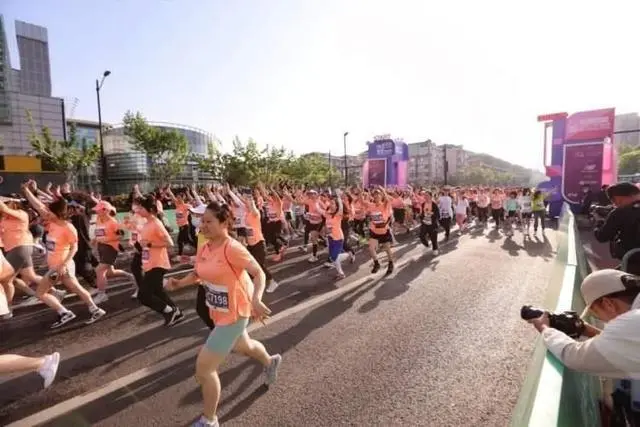 上海马拉松分枪起跑_上海马拉松开跑_上海马拉松鸣枪起跑