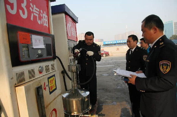 重庆一加油站随意控制出油量被罚没140余万元