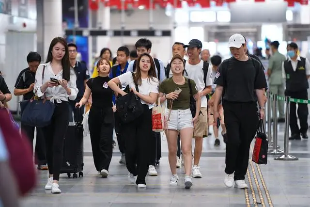 香港民众“爆买”深圳各大超市_香港民众“爆买”深圳各大超市_香港民众“爆买”深圳各大超市