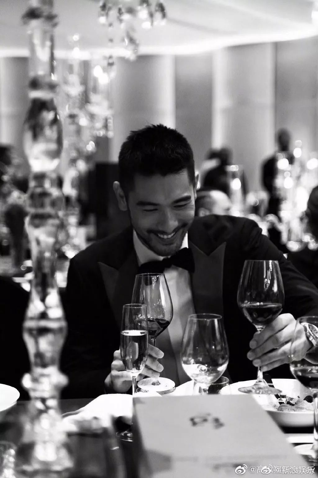 高以翔爸爸摔倒_高以翔父亲去世_高以翔下葬视频