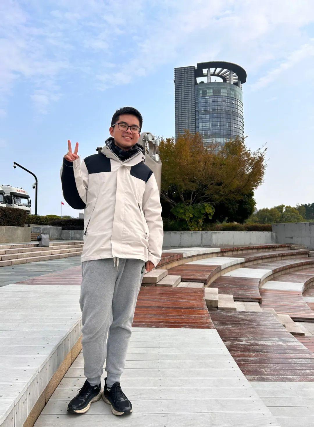 浙江男子救小女孩_浙大男生为救窒息小孩旷课被点名_男生救人被退学