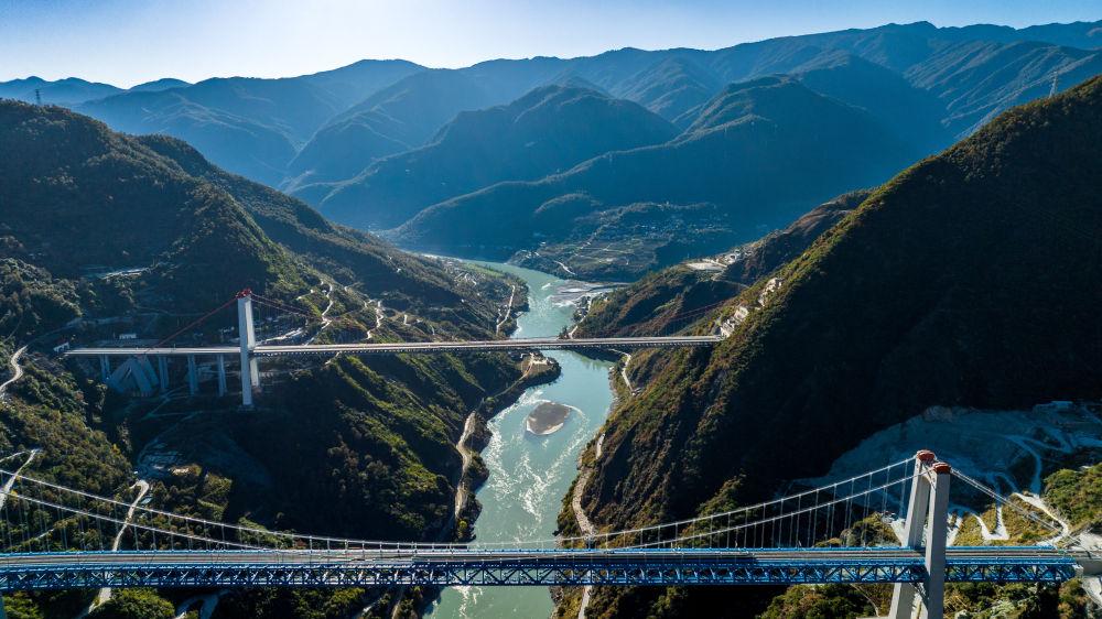 丽江到香格里拉沿路风景_从丽江到香格里拉，不再遥远_丽江到香格里拉的山路