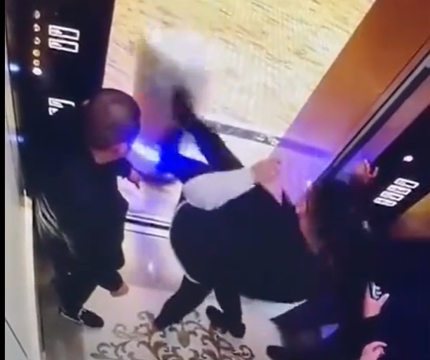 机器人准备进电梯被两男子踹倒