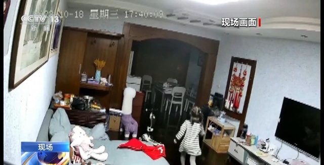 家中失火4岁女孩边打119边安抚妹妹_家中失火4岁女孩边打119边安抚妹妹_家中失火4岁女孩边打119边安抚妹妹