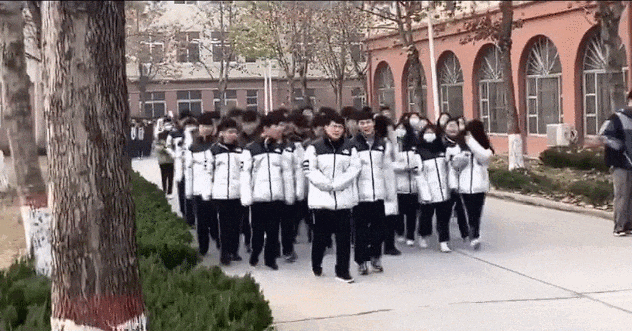 7000元的羽绒服是中产智商税吗?羽绒服涨价把市场让给了军大衣