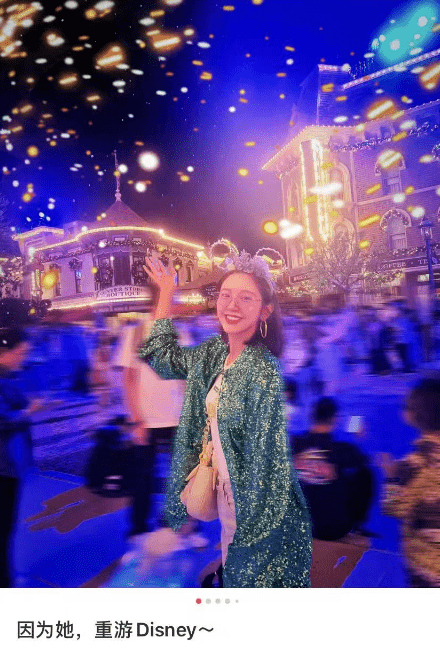 张若昀拍的唐艺昕上热搜,两人甜蜜同游迪士尼,网友:真夫妻真好磕