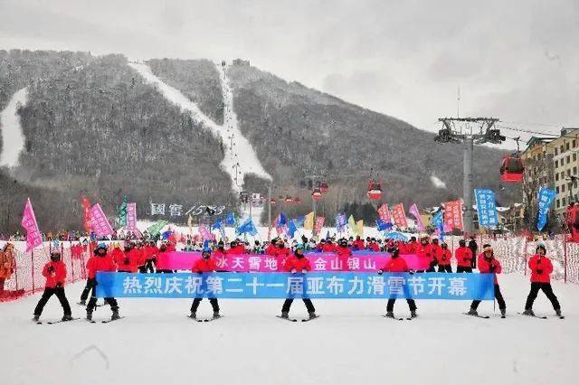 东北小学连续40年浇冰场教学生滑冰_东北冰雪项目_东北冰滑梯视频