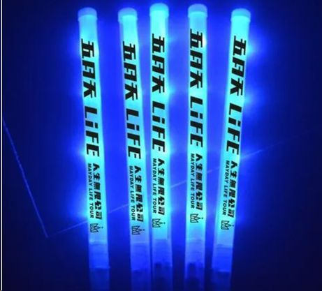 五月天假唱鉴定引争议！门票最高被炒到上万，志愿者的盒饭仅为米饭配咸菜