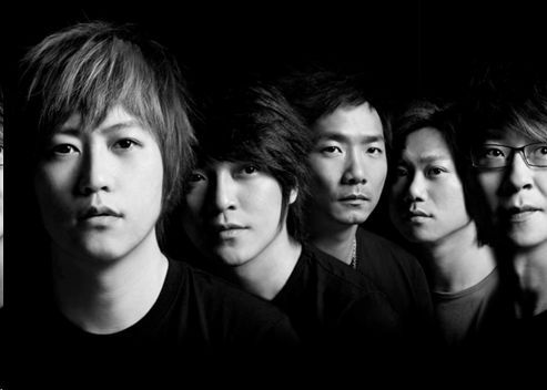 五月天假唱鉴定引争议！门票最高被炒到上万，志愿者的盒饭仅为米饭配咸菜