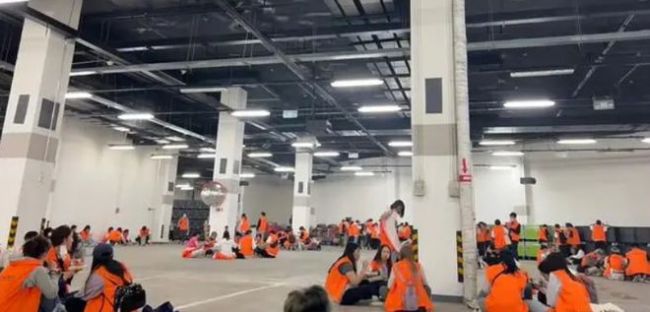 五月天假唱鉴定引争议！门票最高被炒到上万，志愿者的盒饭仅为米饭配咸菜