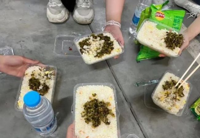 五月天假唱鉴定引争议！门票最高被炒到上万，志愿者的盒饭仅为米饭配咸菜