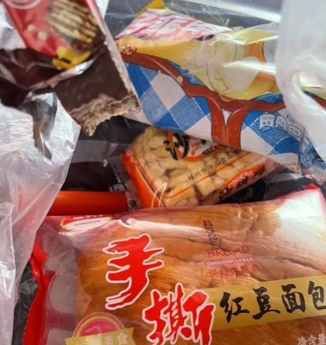 五月天假唱鉴定引争议！门票最高被炒到上万，志愿者的盒饭仅为米饭配咸菜