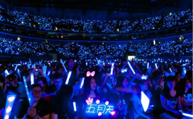 五月天假唱鉴定引争议！门票最高被炒到上万，志愿者的盒饭仅为米饭配咸菜