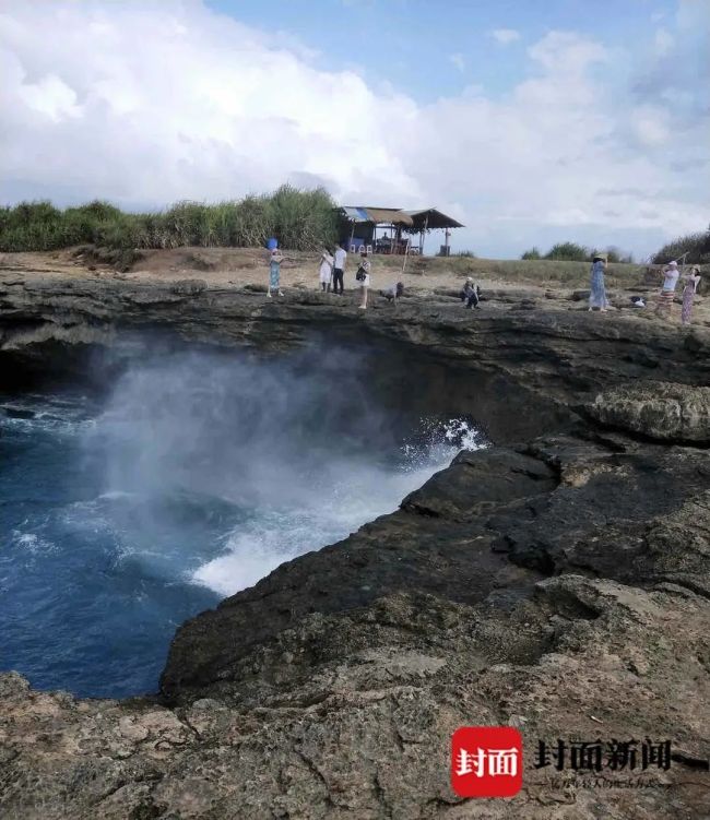 女子巴厘岛打卡恶魔的眼泪险丧命：被几米高的海浪拍倒在礁石上造成多处受伤
