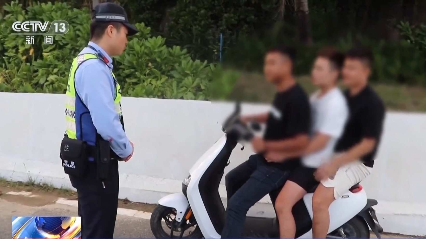 公路拍照攻略_游客扎堆在网红公路拍照_游客在网红公路拍照