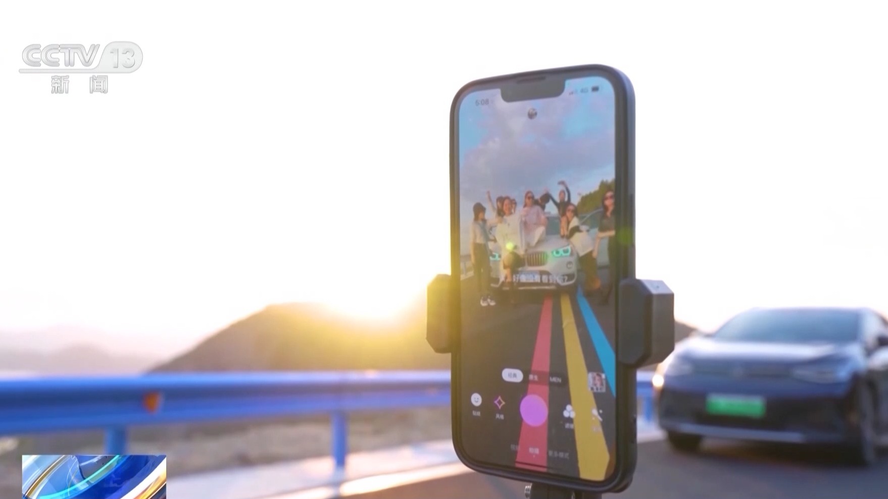 游客在网红公路拍照_公路拍照攻略_游客扎堆在网红公路拍照