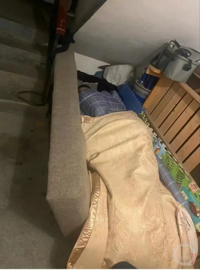 网传男孩遭亲爸后妈虐待睡楼道_网传男孩遭亲爸后妈虐待睡楼道_网传男孩遭亲爸后妈虐待睡楼道