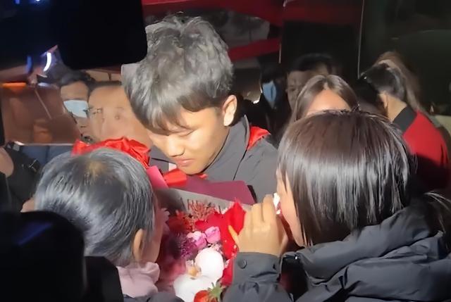 解清帅父亲：对大儿子也有愧疚 他很懂事帮妈妈做饭