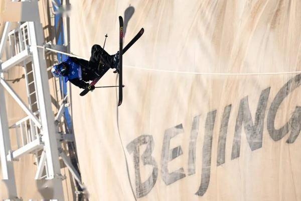 谷爱凌冲击世锦赛第三金_谷爱凌带伤夺冠_谷爱凌带伤夺2金1铜