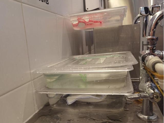 瑞幸被曝洗手流程致员工烂手_瑞幸被曝洗手流程致员工烂手_瑞幸被曝洗手流程致员工烂手