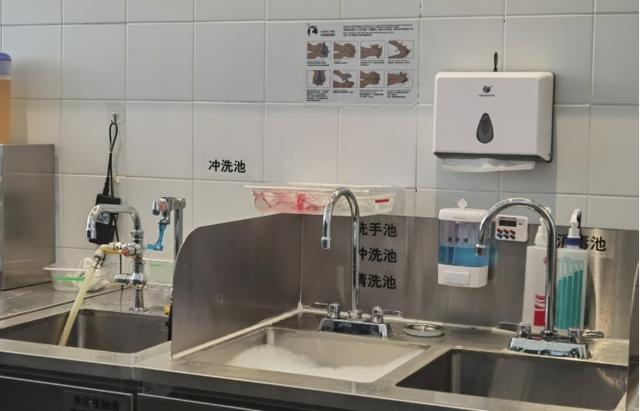 瑞幸被曝洗手流程致员工烂手_瑞幸被曝洗手流程致员工烂手_瑞幸被曝洗手流程致员工烂手