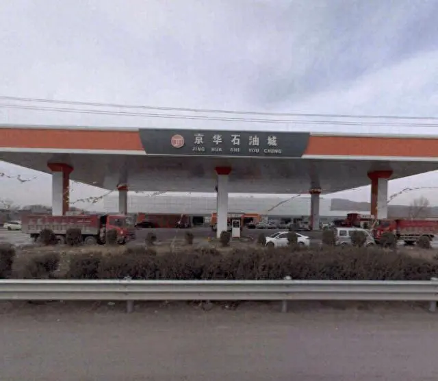 河南大雪封路_大雪压垮围栏_河南禹州一加油站顶棚被大雪压垮