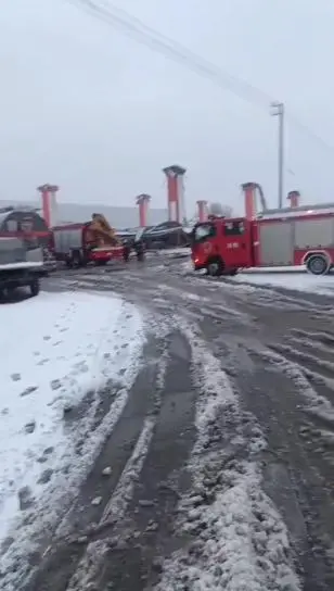 大雪压垮围栏_河南禹州一加油站顶棚被大雪压垮_河南大雪封路