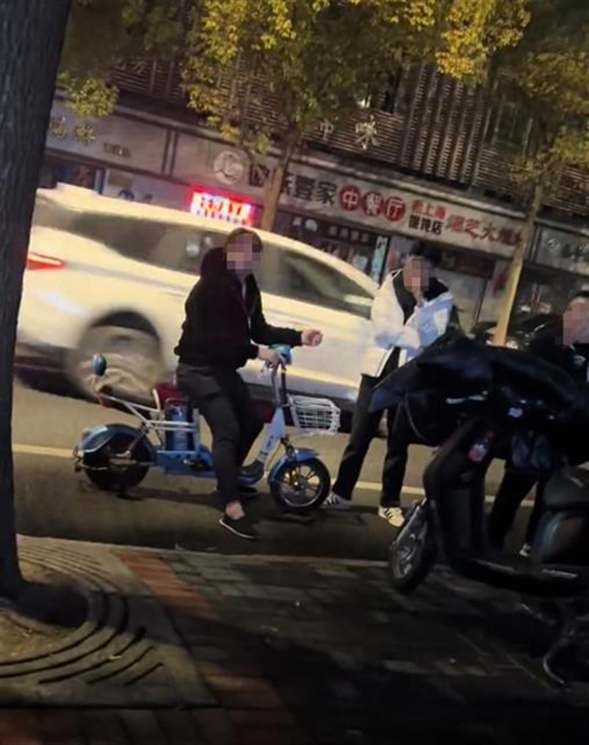 女孩回应被男子问5000元玩不玩_女孩回应被男子问5000元玩不玩_女孩回应被男子问5000元玩不玩