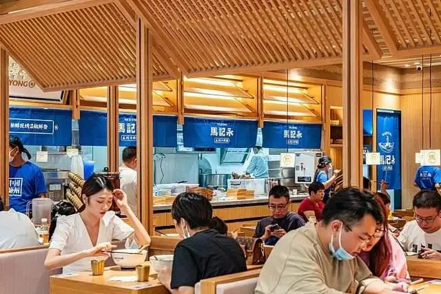 一碗30元的网红面馆卖不动了_卖面条的网红老板娘_红动中国设计网图片